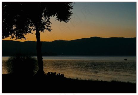 湖上的日落