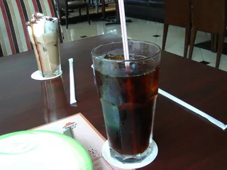 饮料/饮品,咖啡,玻璃杯,药品,鸡尾酒,必胜客的冰卡布奇诺咖啡和冰咖啡