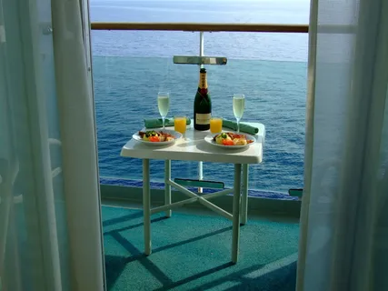 居家室内,窗户,门,玩具,阳台,香槟早餐 居家室内,窗户,门,玩具,阳台,香槟早餐