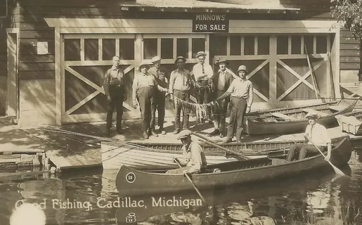 黑白照片,版画,钢笔画,卡通动漫人物,军舰,西北凯迪拉克MI RPPC大约在1920年真是太凯迪拉克湖或米切尔·韦克斯福德在船着陆和诱饵商店的独木舟上钓鱼探险摄影师UNK1