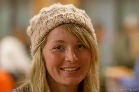 美女,女孩,人物特写,合照,帽子,脸-毛茸茸的帽子的微笑妇女