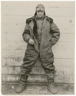 美国冬季飞行服邮递员威廉·霍普森飞行员的照片