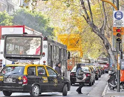 轿车,城市街道,撞车,街道,巴士,Pueyrredónsin auto首次亮相–在民意调查中获得了巨大的成功