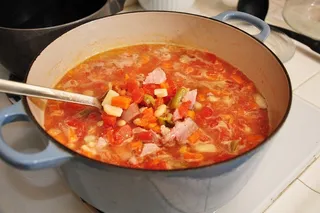 火腿，豆类和蔬菜汤