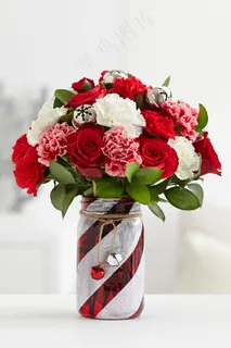 成品红色和白色彩绘玻璃梅森罐子中心花瓶，配以一束红玫瑰，粉色和白色康乃馨和叮当铃