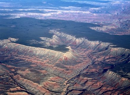 从飞机窗口欣赏大峡谷的景色