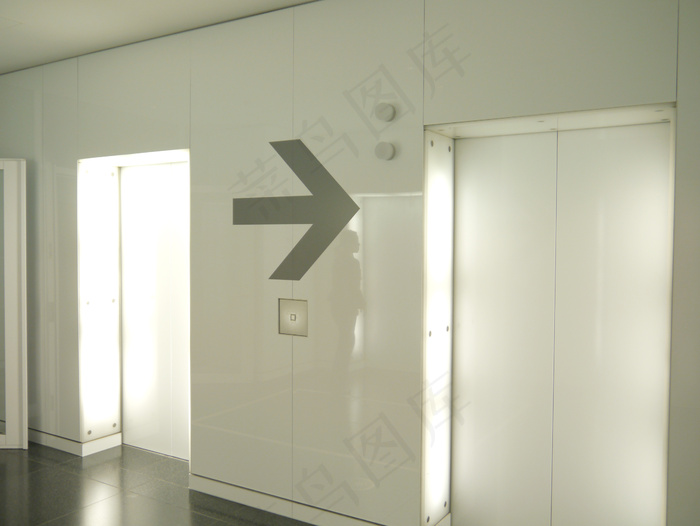 室内一角,门,屏蔽室,柜子,吸顶灯,东京：2012年3月9日