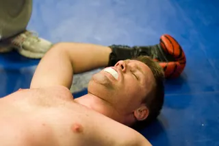 安德烈亚斯说：“把你踢出去”！