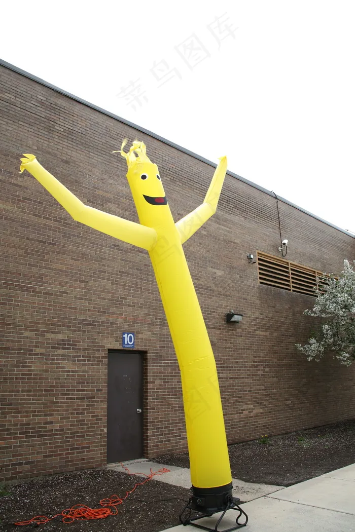 古怪的挥舞的充气管人