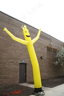 古怪的挥舞的充气管人