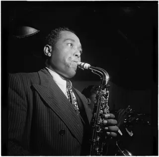 [查理·帕克（Charlie Parker）的肖像，《三分法》，纽约，纽约， 1947年8月]（LOC）