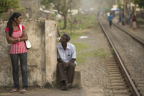 巷道,铁路轨道,碑刻,人物特写,街道,铁路聊天