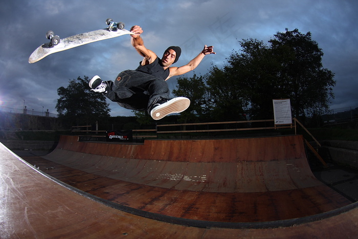 Marcos Medio Airwalk前往法基大学（希洪）