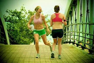 他们奔跑，他们玩得开心