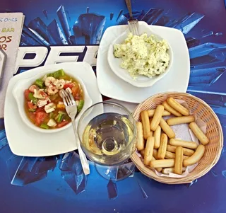 西班牙小吃：海鲜沙拉，土豆，大蒜和香草，塞维利亚