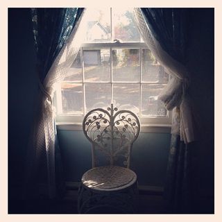 鸟笼,门,屏幕截图,吸顶灯,手表,蓝色的房间＃蓝色＃柳条＃阳光＃柳条椅-@alleesantos