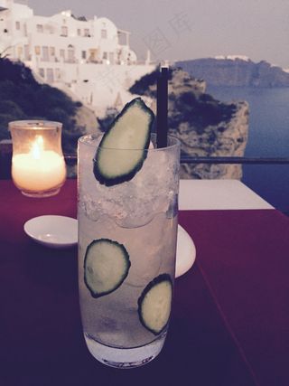 杯子,玻璃杯,保温杯,马克杯,瓶子,伊亚（希腊圣托里尼）劳达餐厅的杜松子酒和滋补品