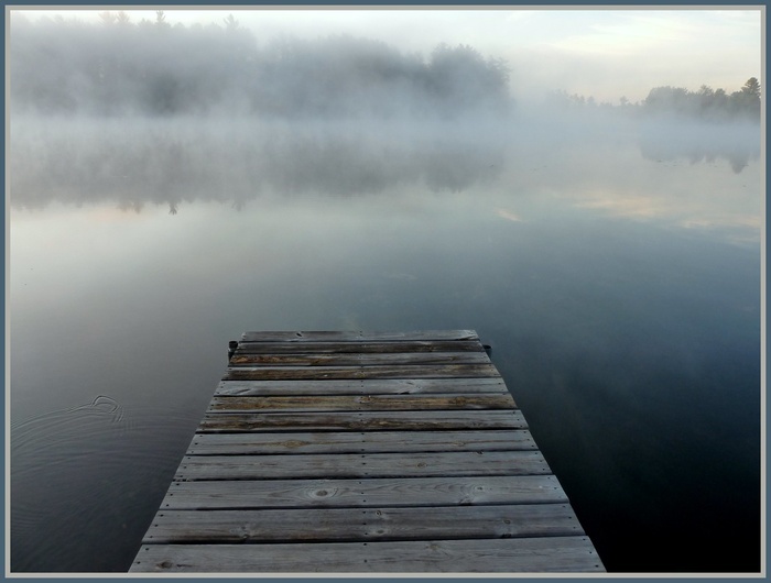 天空,金属栏杆,居民楼,窗户,阴云密布,码头在晨雾中