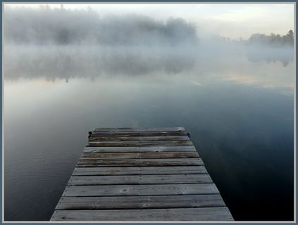 天空,金属栏杆,居民楼,窗户,阴云密布,码头在晨雾中