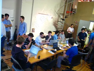 昨晚在Iridesco办公室的Facebook开发人员黑客马拉松上的工作人员