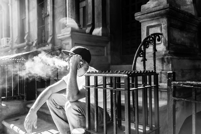 现代建筑,卡通动漫人物,金属栏杆,椅子,建筑,抽烟