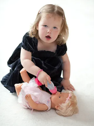 伊莎贝拉喂养娃娃婴儿