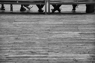 地板砖,金属栏杆,木板墙,台阶,椅子,脚说话！