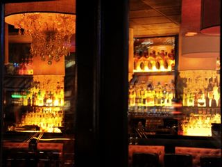 令人愉悦的肉类市场，上面有大型水晶吊灯，几瓶酒精饮料，酒吧，夜总会，时尚的座位，沃灵福德，西雅图，华盛顿，美国