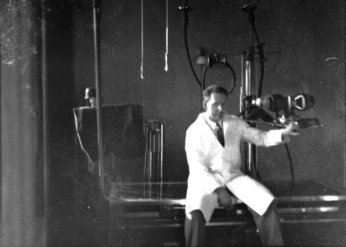 卡通动漫人物,独奏,工艺品,门,大提琴演奏,医生在