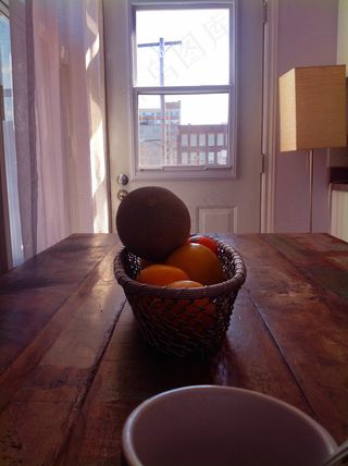 房间内景,脐橙,地板打蜡,垃圾桶,窗,光