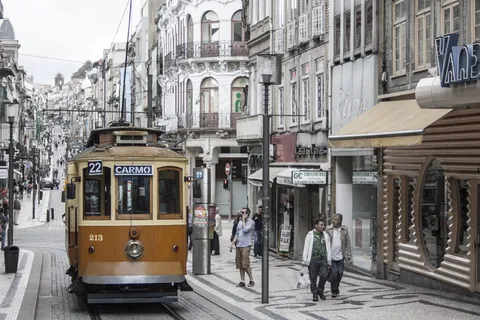 城市街道,火车,列车,巷道,建筑,葡萄牙波尔图 城市街道,火车,列车,巷道,建筑,葡萄牙波尔图