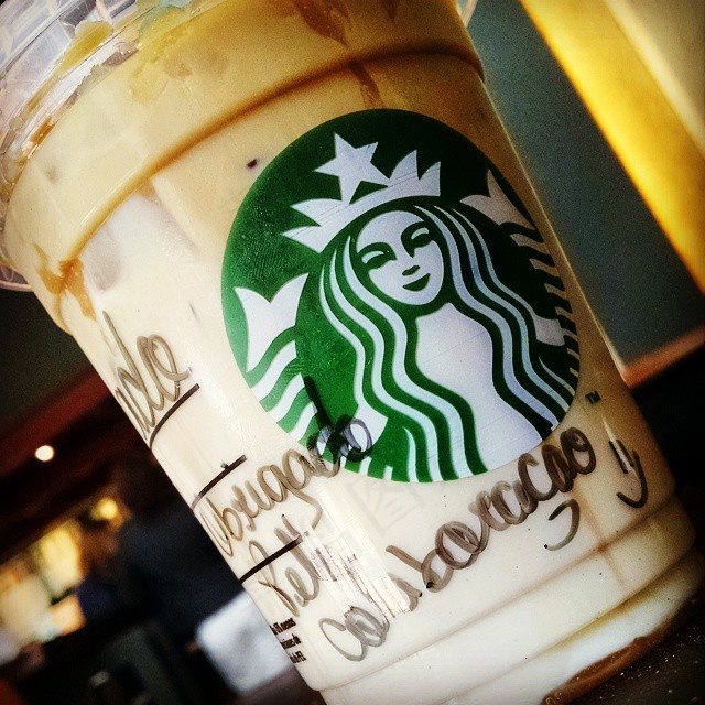 Compamelo um Caramelo Macchiato hoje na @StarbucksBrasil，vc colabora com o #DiaMariaLuisa pelaEducação。德莉西亚，海因？