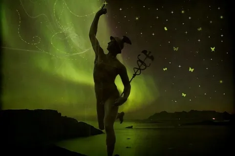 影子舞,天空,月夜,,在寂静的小山上 影子舞,天空,月夜,,在寂静的小山上