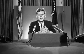 约翰·肯尼迪,卡通动漫人物,人物特写,黑白照片,雕像,1962年……肯尼迪国际向全国讲话。