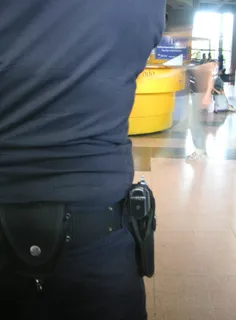 腿,手枪,地板砖,牛仔裤,摄影包,枪在她的臀部 腿,手枪,地板砖,牛仔裤,摄影包,枪在她的臀部