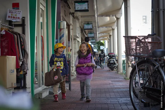 快乐的孩子们唱Totoros的歌