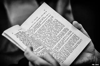 在地铁里读加缪