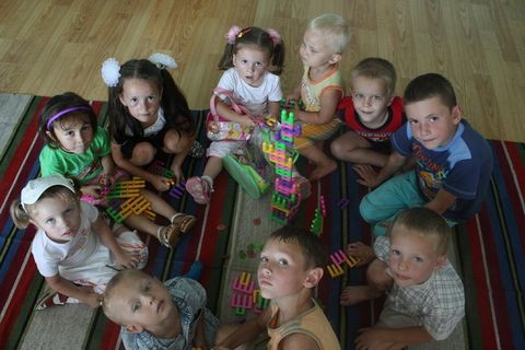 孩子们在学前班计划中建造塔楼。摩尔多瓦