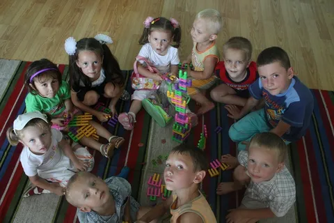 孩子们在学前班计划中建造塔楼。摩尔多瓦