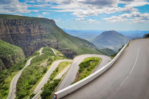 沿着塞拉达莱巴（Serra da Leba）路骑行