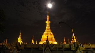 苏莱帕亚超级月亮