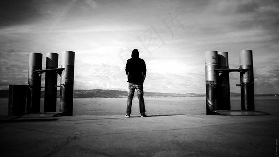 天空,建筑,催泪弹,海洋,滑板爱好者,戴兜帽的人在等