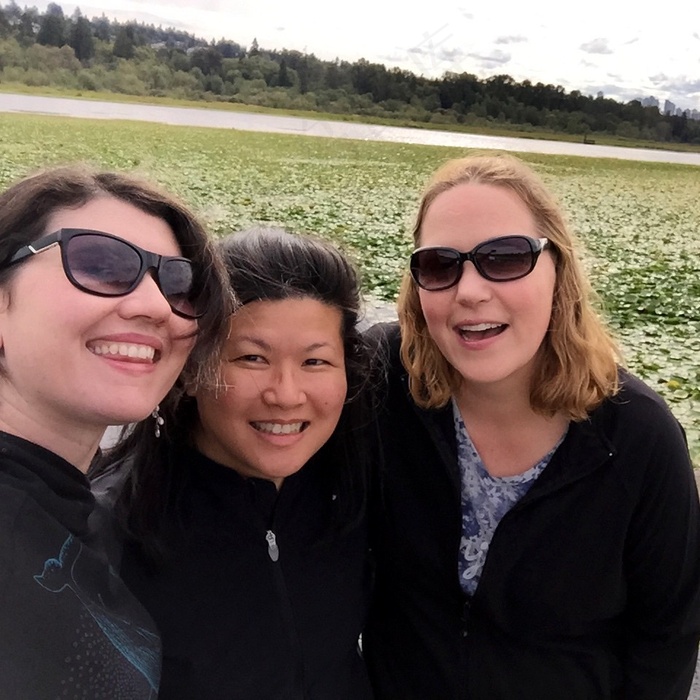 人物特写,合影,合照,全家福,美女,这么多睡莲！昨天在@burnabylakepark #burnaby #nature #friends #GetOutside #NatureIsCalling与@roguexiphium + @i_on_food_drink一起度过了