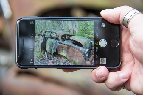 在汽车墓地拍照