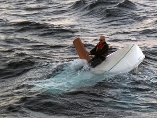 NAVFAC Seabee Divers在圣尼古拉斯岛2号附近救助翻船船员