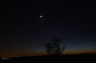 月球，金星和木星的相交2012年3月26日