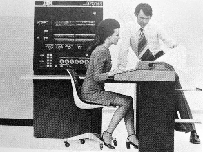 ,,电脑桌,人物特写,IBM System / 370型号145