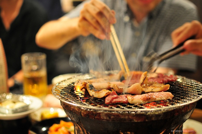 盆菜,玻璃杯,生日蜡烛,酒杯,菜肴,烧肉