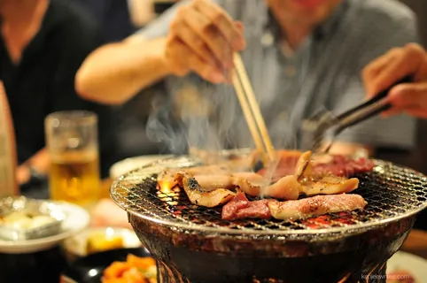 盆菜,玻璃杯,生日蜡烛,酒杯,菜肴,烧肉 盆菜,玻璃杯,生日蜡烛,酒杯,菜肴,烧肉