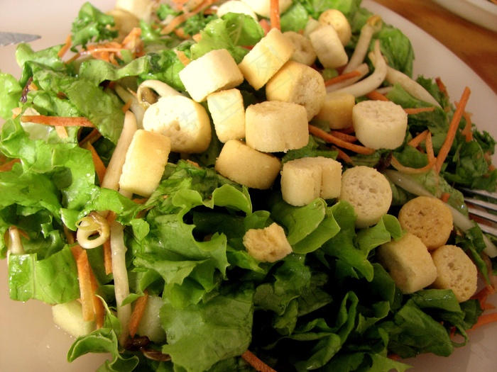 Salada com油煎面包块